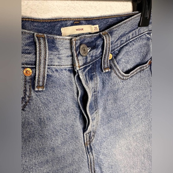 Levi's Women's Wedgie Straight Fit Button-Fly Cotton Jeans Size 25 $98 - Picture 2 of 6